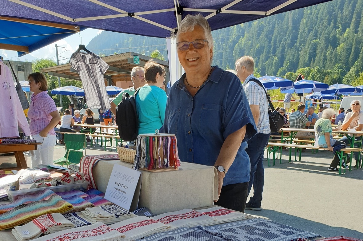 Am Stand von Therese Griessen-Minnig aus Matten wurden handgewebte Textilien mit...