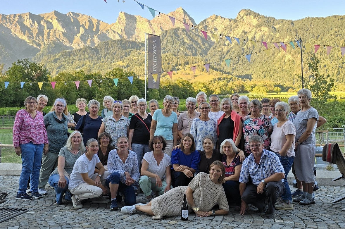 Am Tag, als GaultMillau bekannt gab, dass Küchenchef Sven Wassmer das Grand Resort Bad Ragaz verlassen wird, genossen die Aquafitfrauen im vielleicht etwas weniger spektakulären, aber wunderbar gelegenen Eichengut in Maienfeld köstliche Tropfen des Weinguts, begleitet von einem herrlich mundenden Nachtessen.