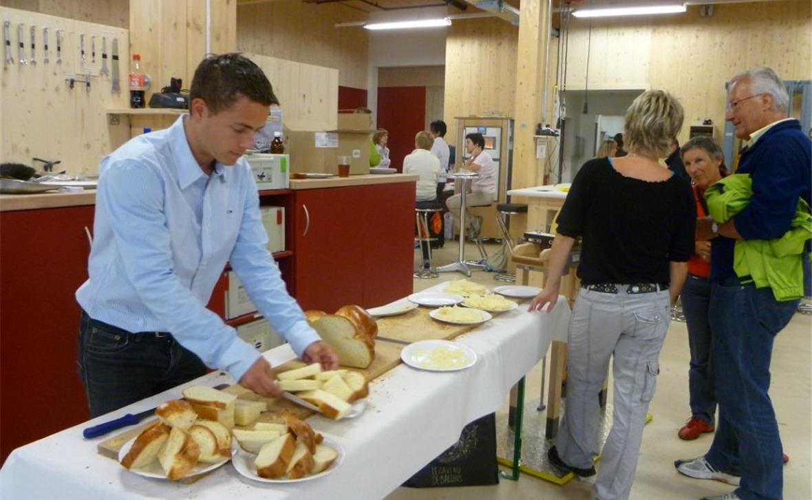 Am «Tag der offenen Tür» warten 300-Meter-Züpfe und Hobelkäse auf den grossen Ansturm der Besucher in der neu gebauten Halle.