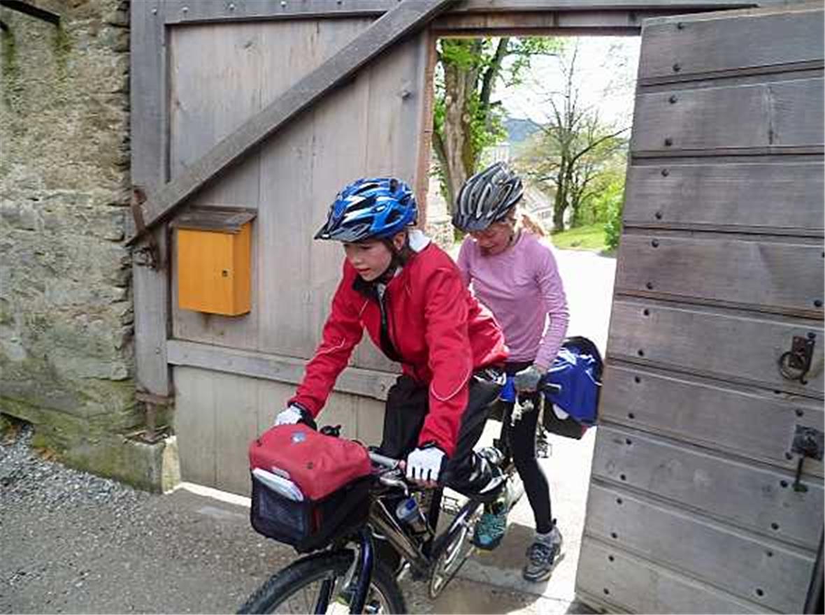 Am Ziel: Tandemfahrerinnen im Eingang in den Schlosshof.