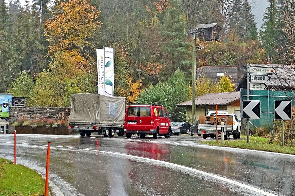 Am eher schwachen Anlieferungstag (Regentag) vom letzten Freitagnachmittag staute sich, eine Minute vor dieser Fotoaufnahme, eine lange Kolonne, welche die neuen Anlieferer ohnehin nicht mehr aufnehmen konnte.