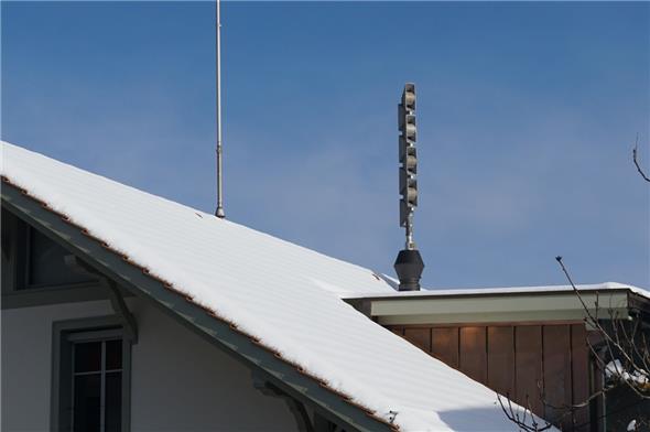 Am kommenden Mittwoch, 1. Februar, werden wieder die Sirenen getestet. Darunter auch dieses Exemplar auf dem Dach der Gemeindeverwaltung Zweisimmen.
