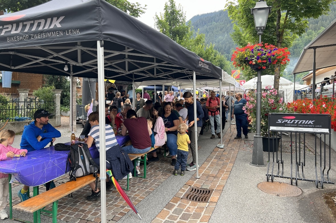 Am langen Tisch konnte auch im «Schärme zäme dorfet» werden und die Food-Meile b...