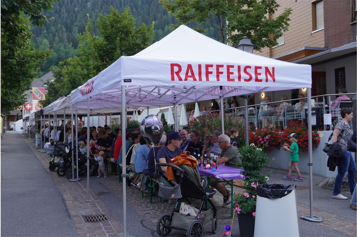 Am «lengschtä Tisch» wurden Fyrabebier und währschafte Speisen serviert.