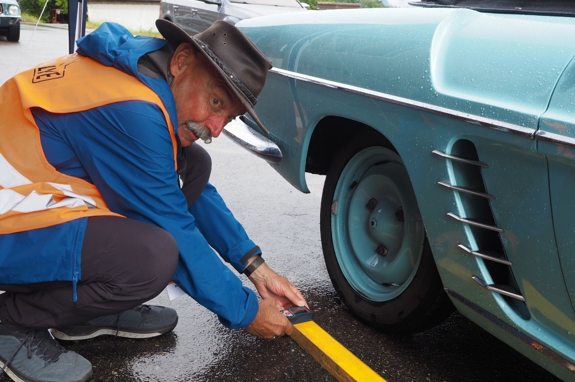 Am letzten Posten wurde mit einem elektronischen Messgerät der effektive Abstand...
