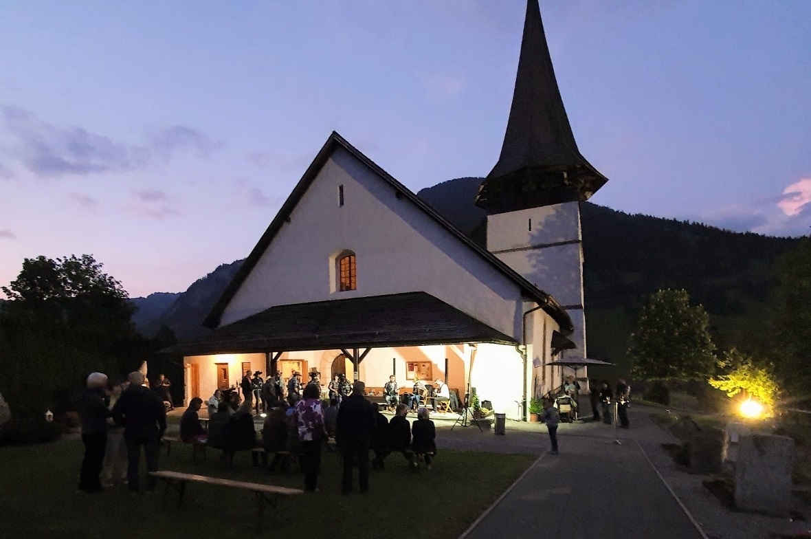 Lange Nacht der Kirchen: Die Menschen liessen sich verzaubern Am späteren Abend wechselten sich in St. Stephan die Musik vom Redneck Trio und Tanzeinlagen der Linedancegruppe Mountain Desperados ab.