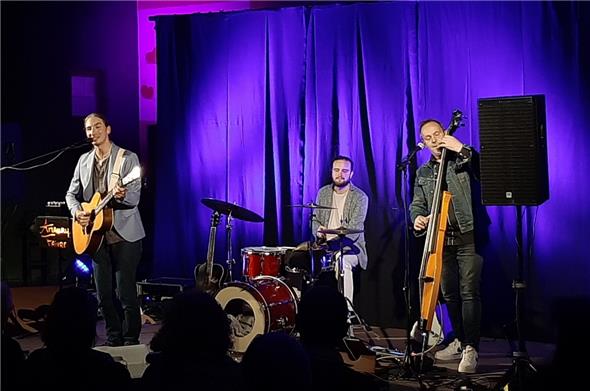 Amaury Faivre, Marius Rivier und Jean Rigo in der vollen katholischen Kirche überzeugten das Publikum mit viel Rock’n’Roll, Bluegrass, Country, Jazz und natürlich Blues.