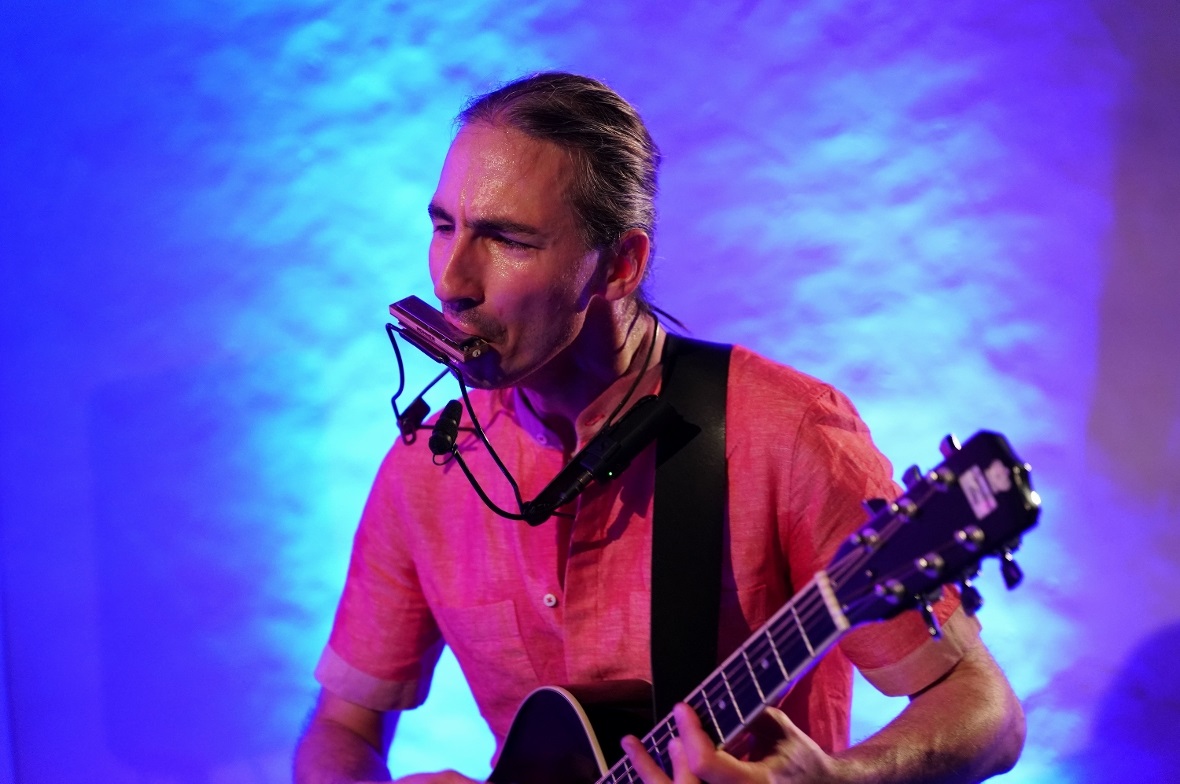 Amaury Faivre begeisterte als Alleinkünstler mit Stimme, Gitarre und Mundharmonika im Zweisimmer Beinhaus.