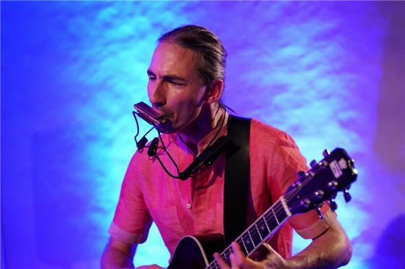 Amaury Faivre begeisterte als Alleinkünstler mit Stimme, Gitarre und Mundharmonika im Zweisimmer Beinhaus.