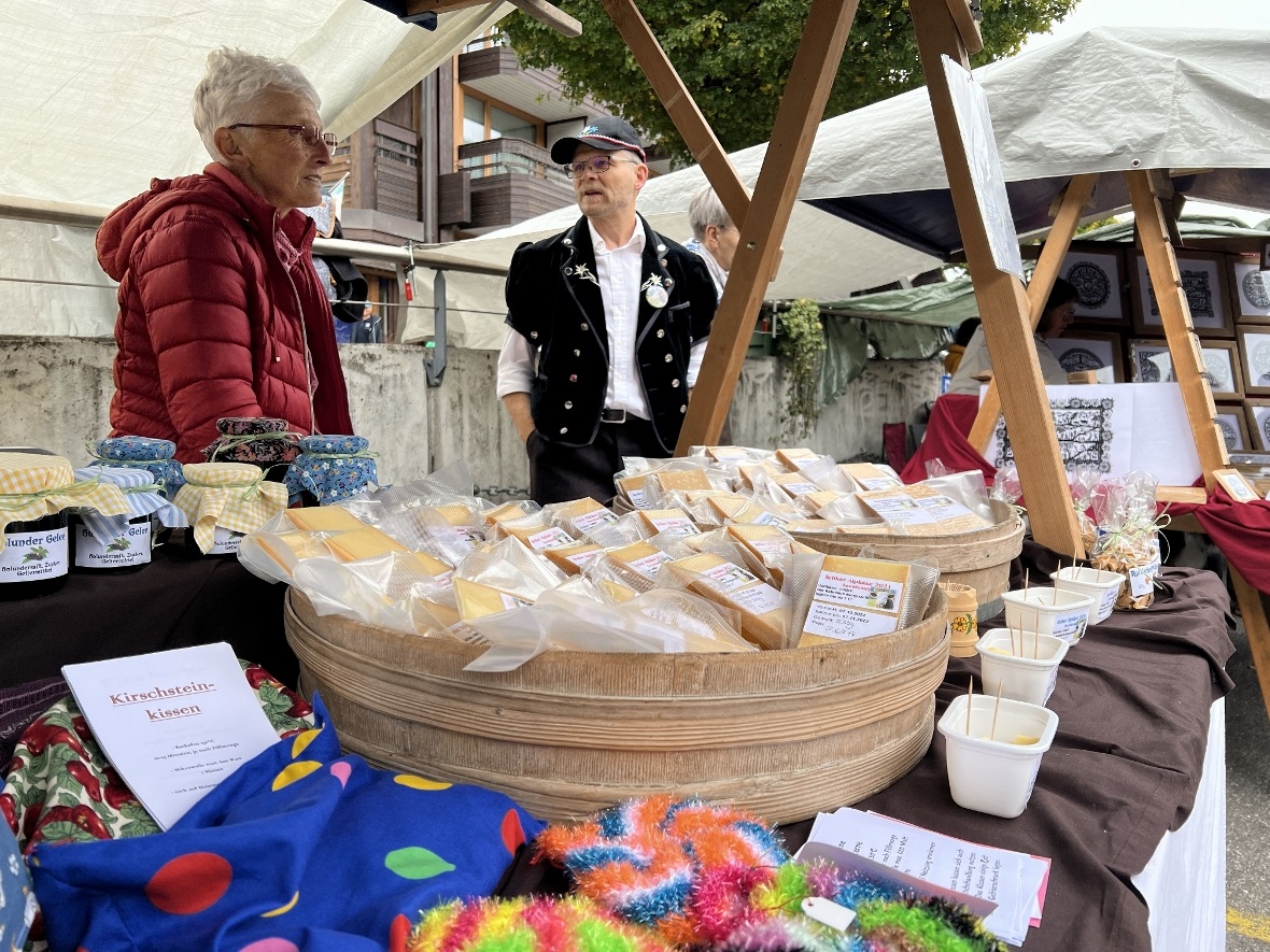 An Marktständen wurden verschiedenste regionale Produkte angeboten.