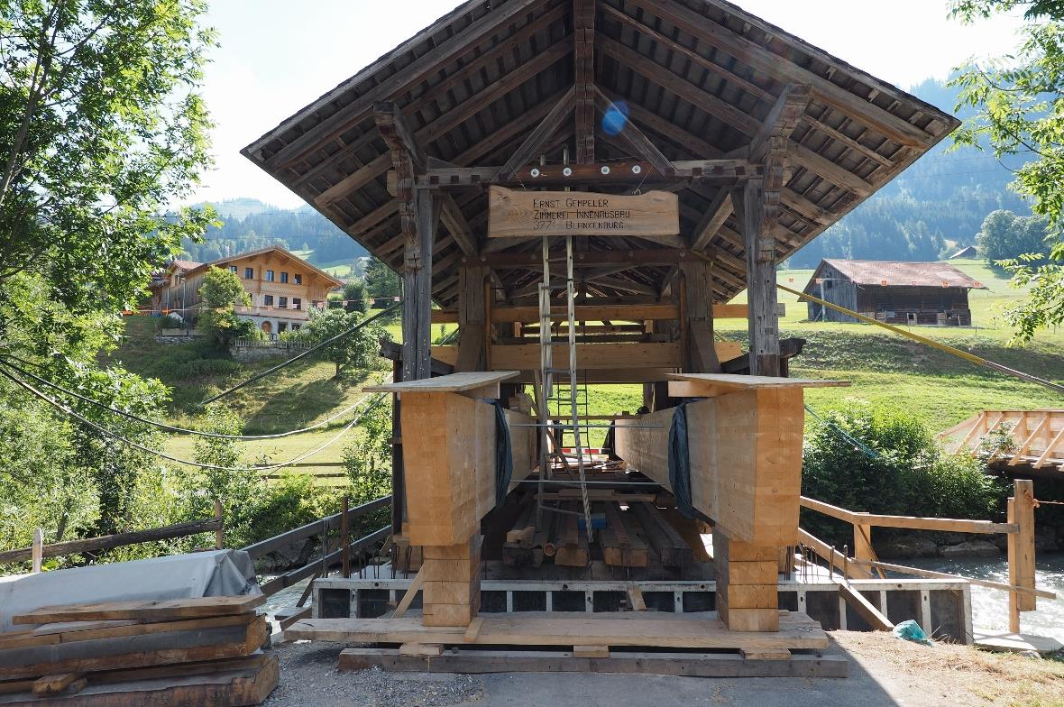 An den beiden grossen Trägern wurde die Brücke für die Sanierung aufgehängt.