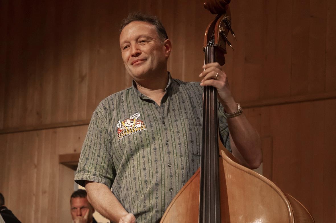 An der Bassgeige eine Koryphäe für sich: der gebürtige Lenker Stefan Schwarz.