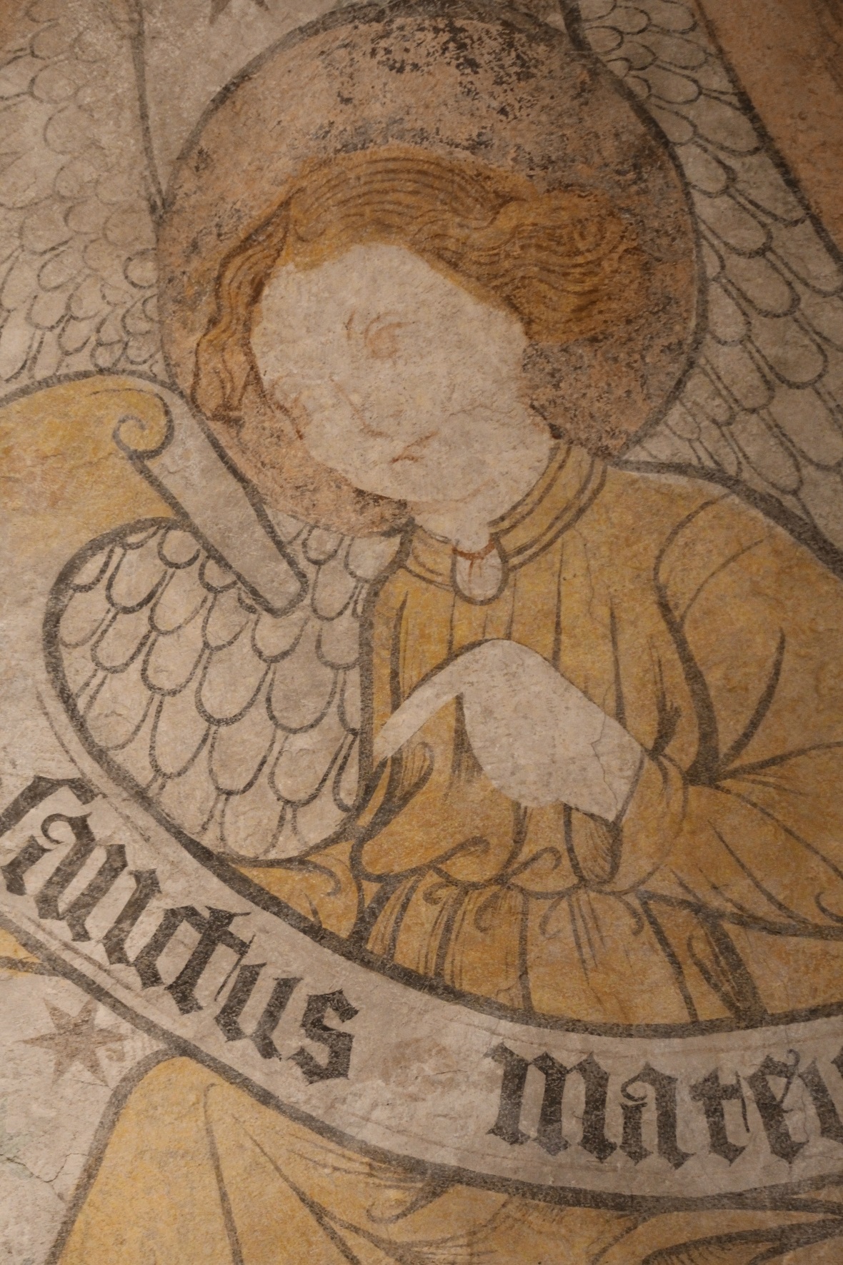 An der Decke, über dem Publikum in der reformierten Kirche Erlenbach, schien der...