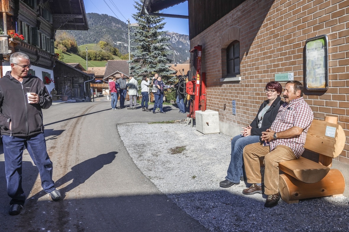 An der Einweihungsfeier des ersten Boltiger Mitfahrbänklis in Weissenbach, an der Strasse nach Eschi.