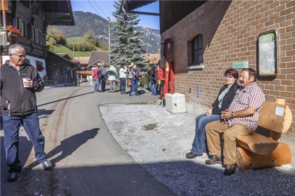 An der Einweihungsfeier des ersten Boltiger Mitfahrbänklis in Weissenbach, an der Strasse nach Eschi.