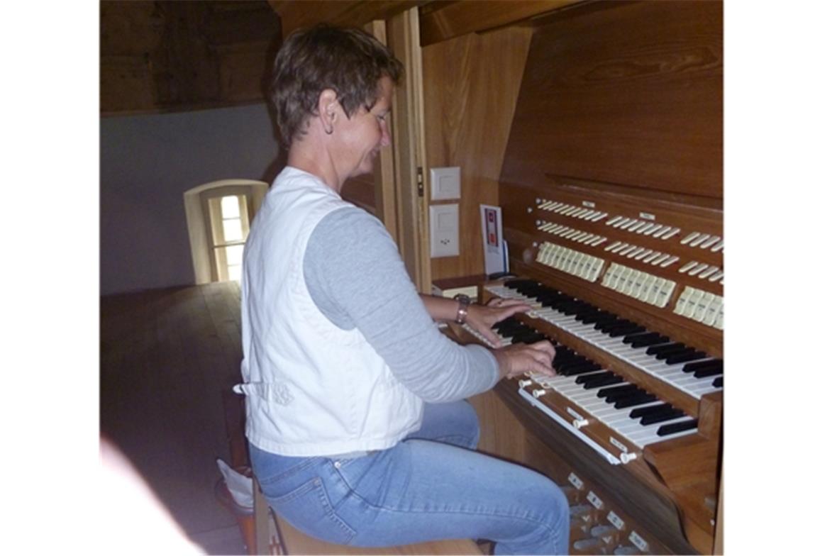 An der Kirchenorgel Zweisimmen.