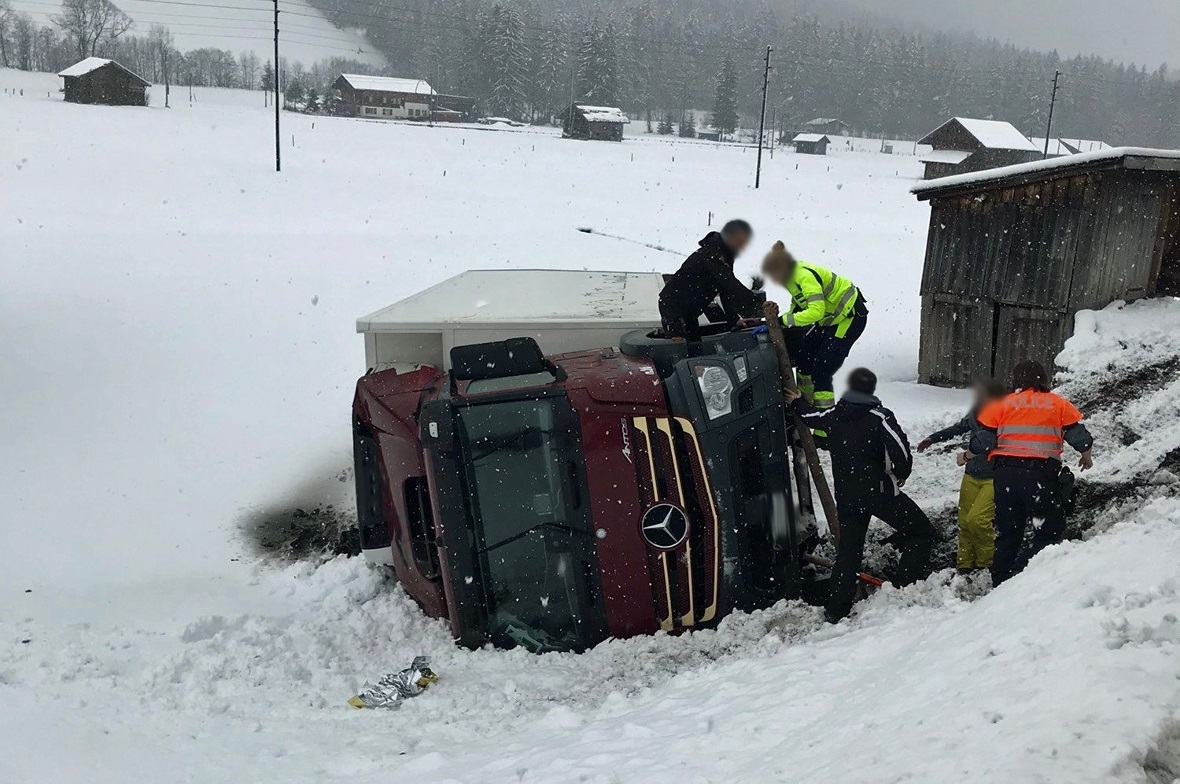 An der Lenk im Simmental ist ein Lastwagen von der Strasse abgekommen und auf die Seite gekippt.