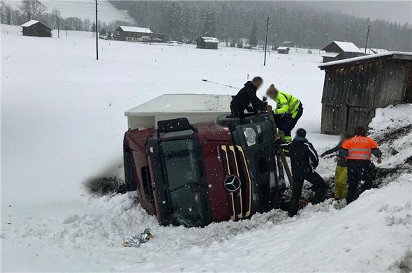 An der Lenk im Simmental ist ein Lastwagen von der Strasse abgekommen und auf die Seite gekippt.