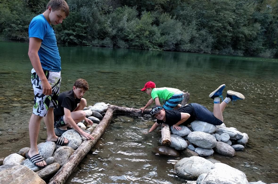 An der Maggia wird ein Staudamm gebaut.