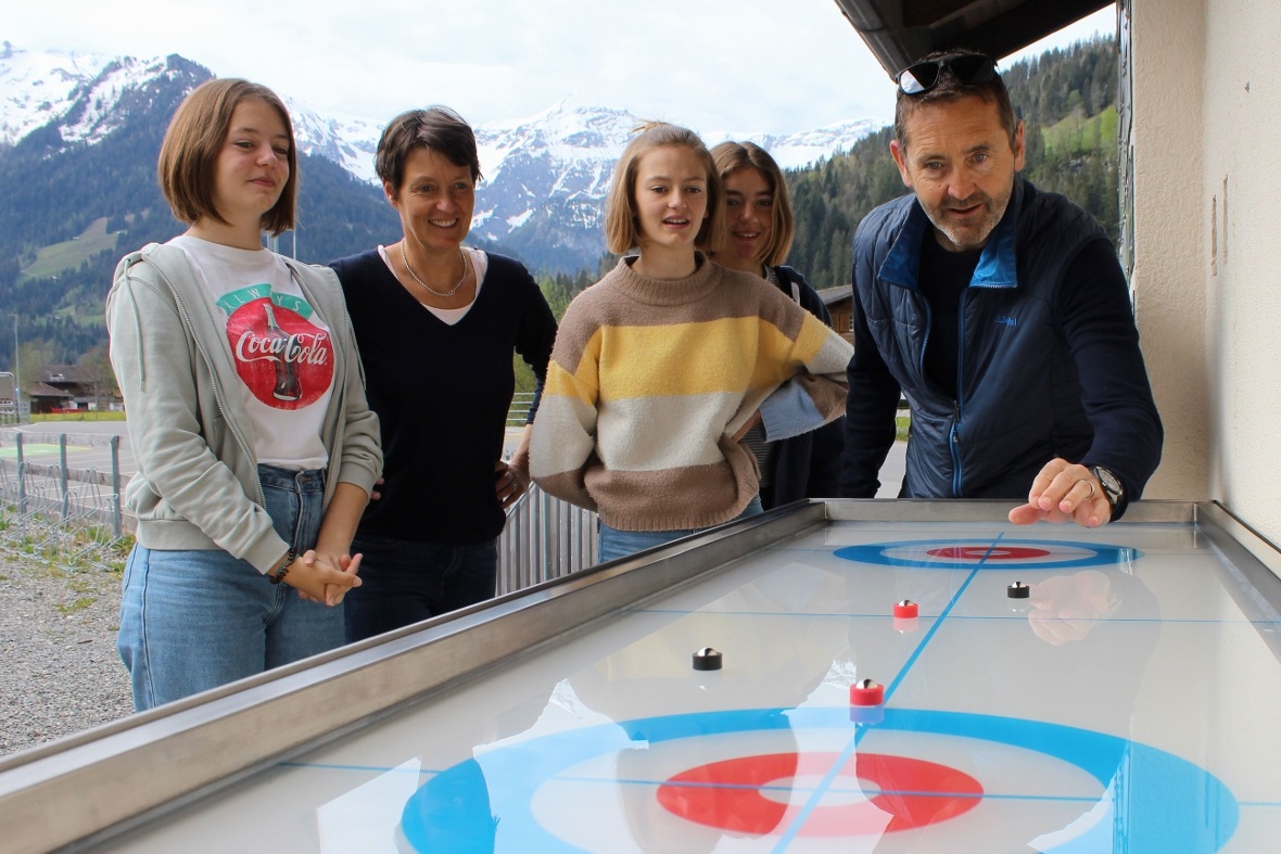 An der Sportanlage Tec lädt ein Mini-Curling zum Wettbewerb ein.