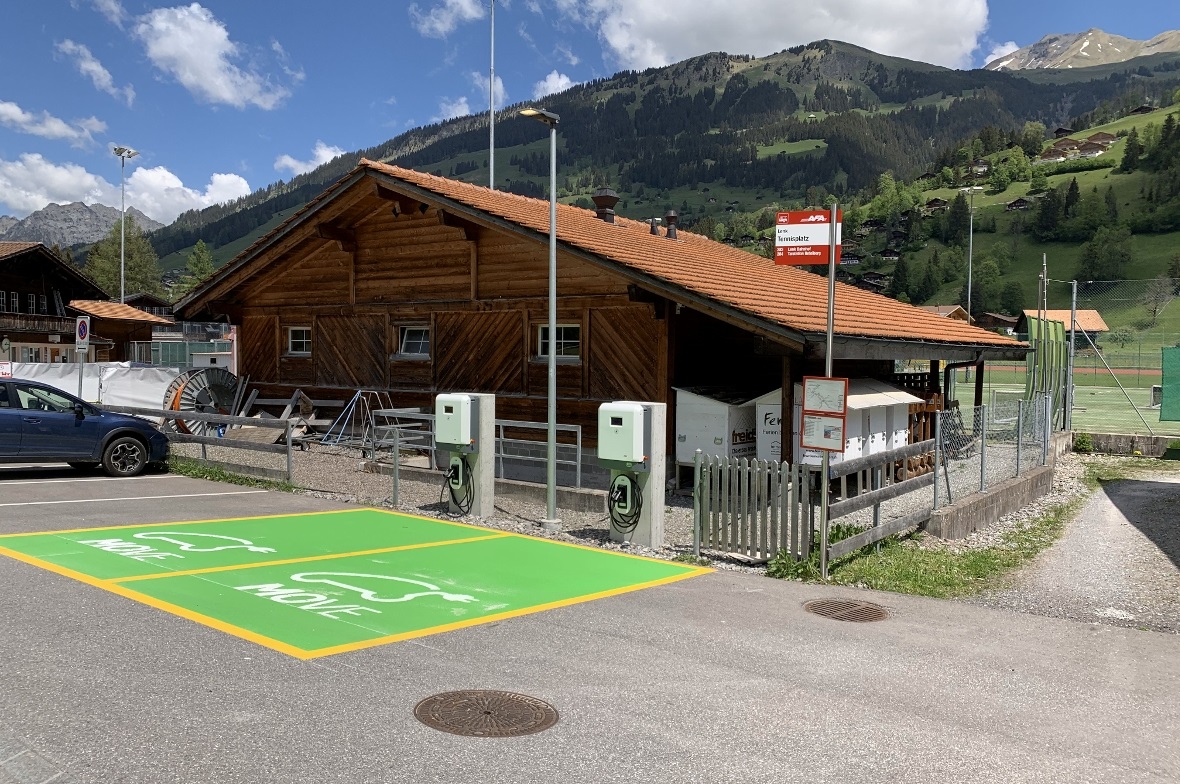 An der Sportanlage der TEC Lenk wurde die vorhandene Infrastruktur genutzt und neu befinden sich jetzt zwei öffentliche Schnellladestationen für Elektroautos gut erreichbar, direkt an der viel frequentierten Strasse ins Oberried.