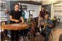 An der Stubete im Hotel Kreuz musizierten die Musikerin und Musiker zum ersten Mal zusammen, was ja auch zur Tradition einer «Stubete» gehört, links Nayan Stalder, der dieses Jahr als Gastkurator für den «Klang am Grat» verantwortlich war.