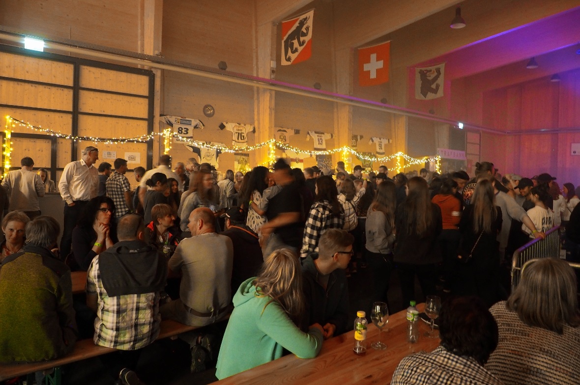 An der langen Bar wurde das EHC-Jubiläum ausgiebig gefeiert.