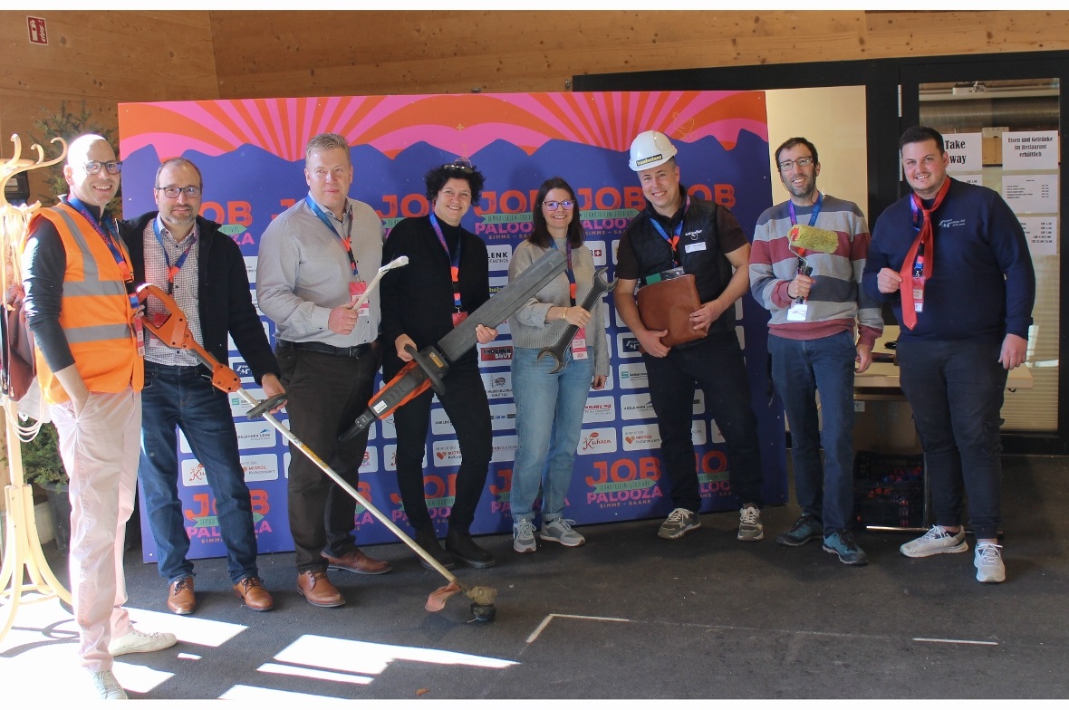 An die Werkzeuge fertig los, das OK darf stolz sein für die Info-Bühne vl Thomas...