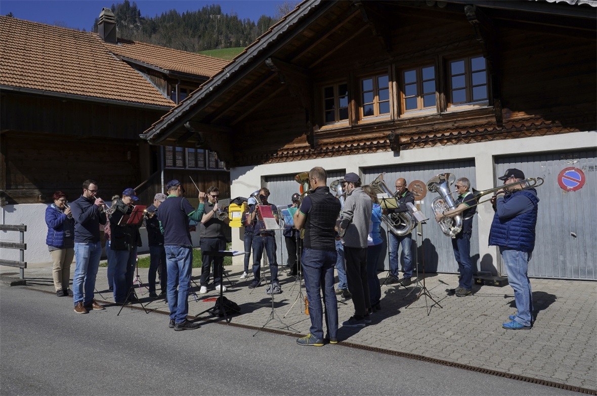 An sieben Orten spielte die Musikgesellschaft Boltigen am Ostersonntag auf; so wie hier in Littisbach.
