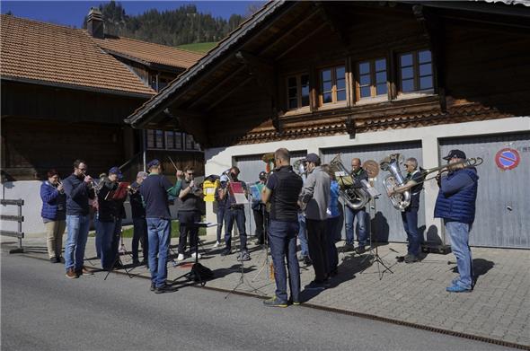 An sieben Orten spielte die Musikgesellschaft Boltigen am Ostersonntag auf; so wie hier in Littisbach.