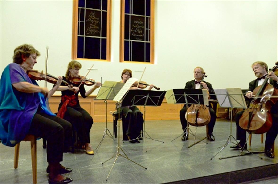 Ana Chumachenco, Nora Chastain (Violinen), Silvia Simionescu, Viola, Conradin Brotbek und Troels Svane, Violoncelli Streichquintett spielten in ungewöhnlicher Besetzung das Streichquintett C-Dur von Schubert – ein 50-minütiges Kammermusikwerk.