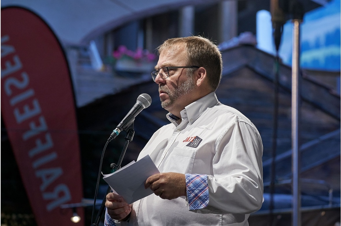 André Brunner, Präsident des OK der Jazz Tage Lenk, bedankt sich bei Sponsoren u...