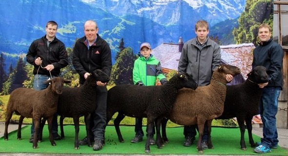 André Stryffeler (1. von links) aus Boltigen präsentiert seine ausgeglichene SBS-Kollektion.