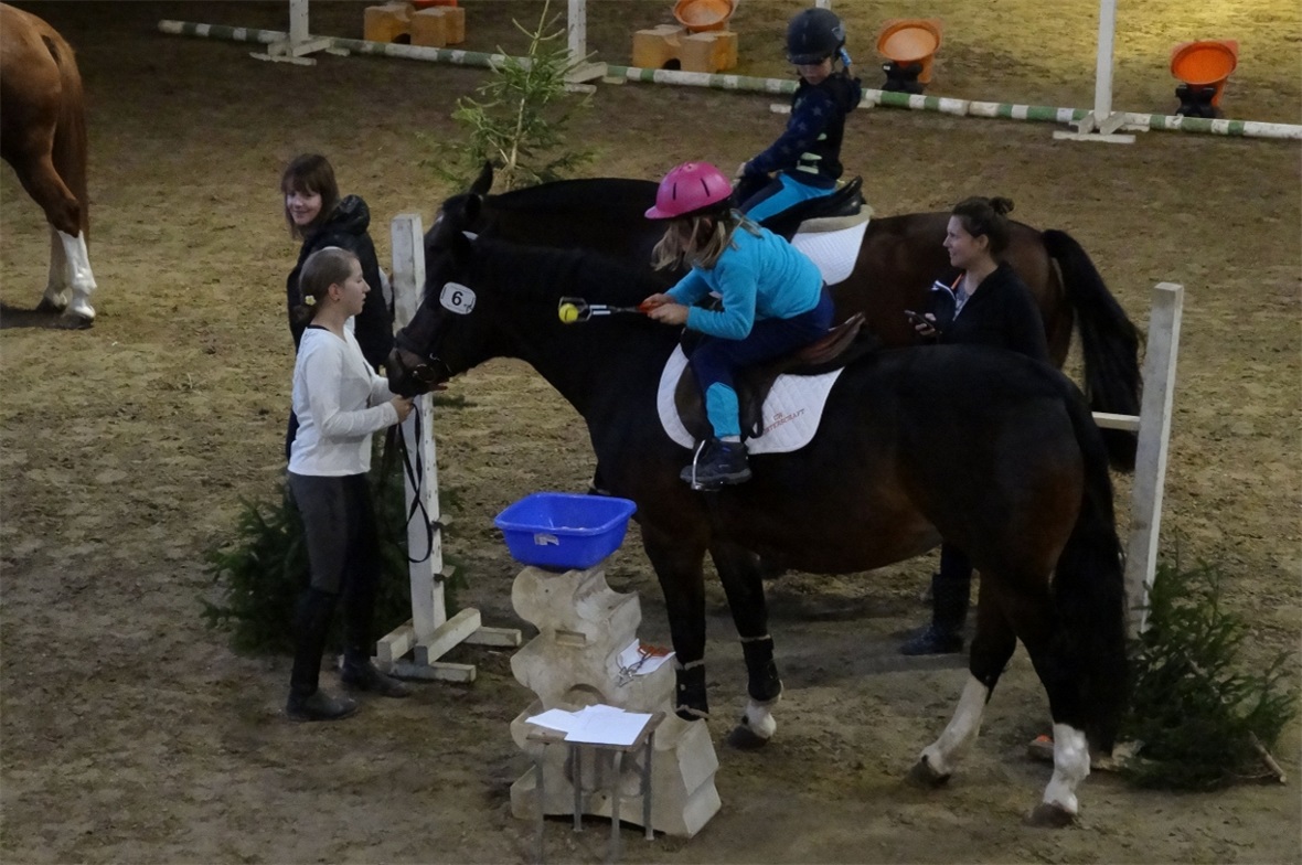 Andrea Friedli kämpft mit der Grillzange.