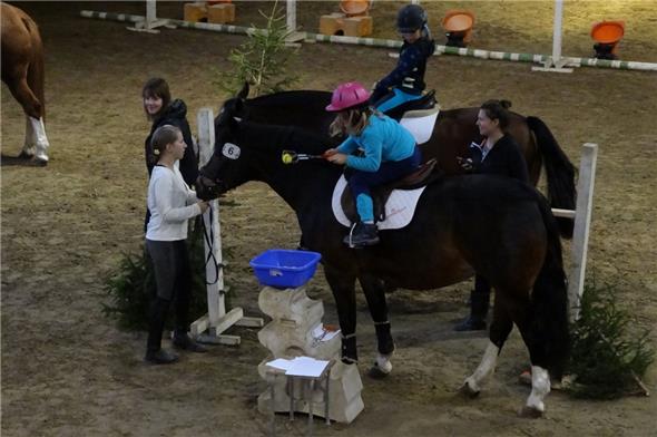 Andrea Friedli kämpft mit der Grillzange.