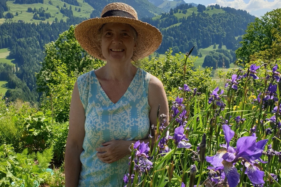 Andrea Frölich in ihrem LebensGarten in Weissenburg-Berg.
