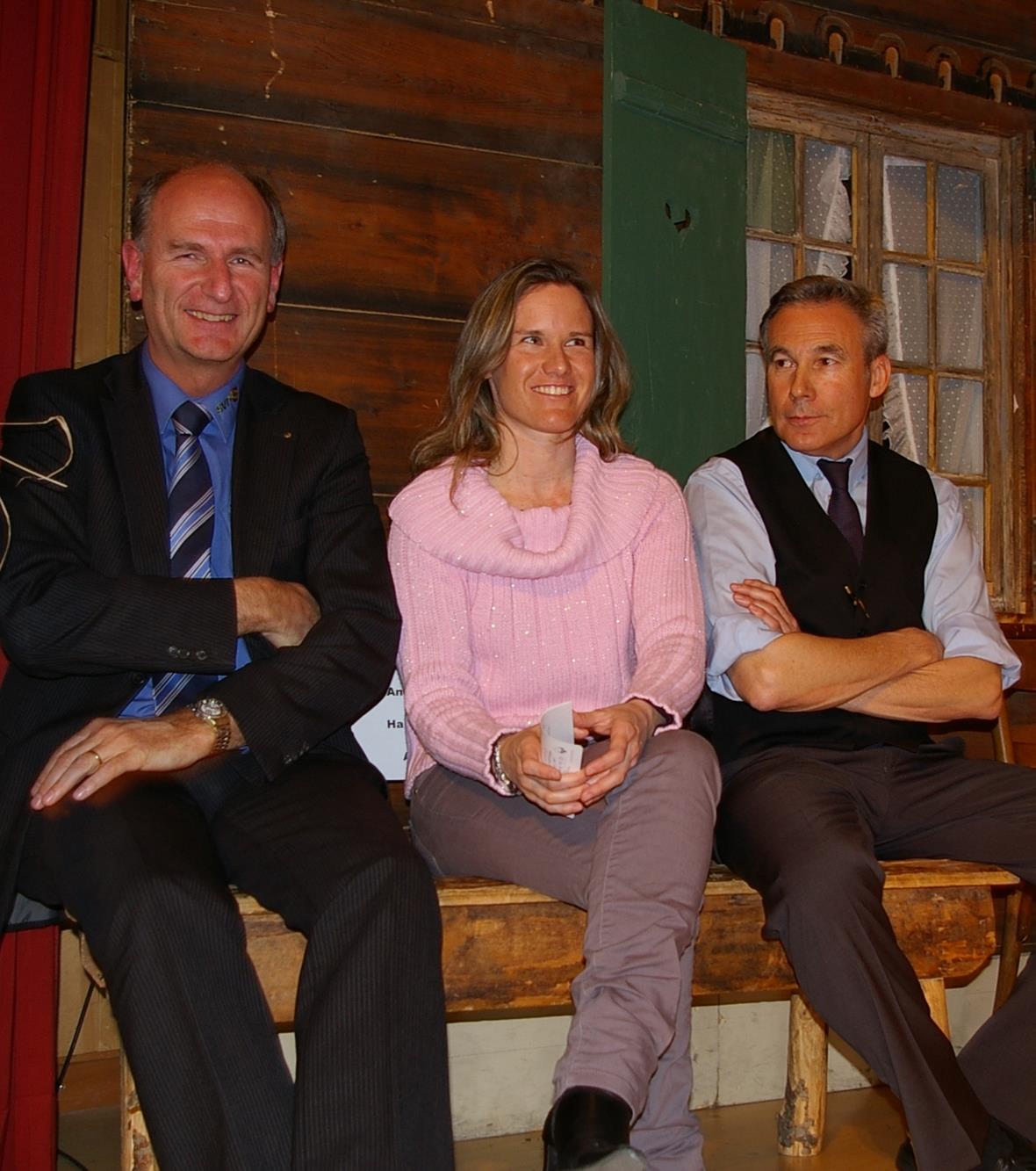 Andrea Geissbühler mit Hansruedi Wandfluh links und Adrian Amstutz rechts haben das Bänklein nach dem Einsatz verdient.