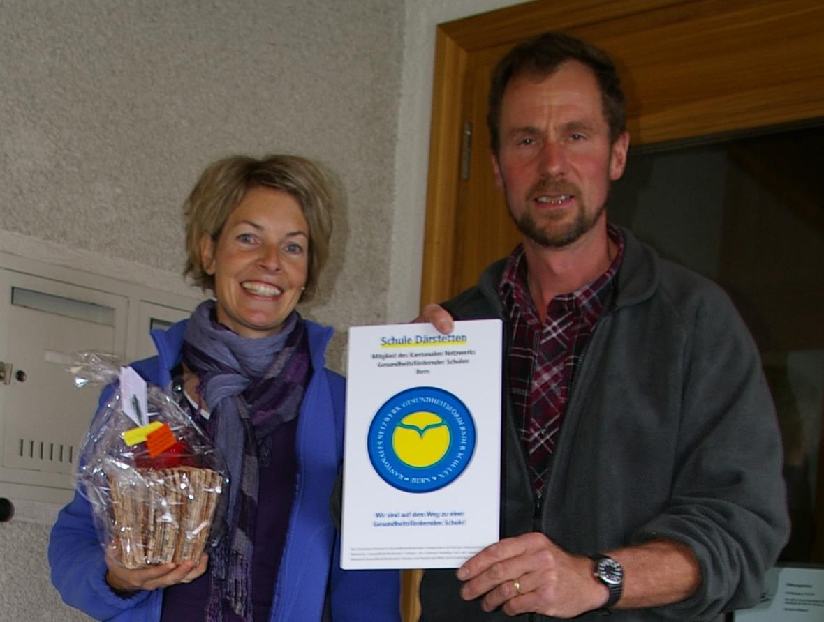 Auf dem Weg zu einer gesundheitsfördernden Schule Andrea Mani und Lorenz Dreyer zeigen das neu erworbene Qualitätslabel.