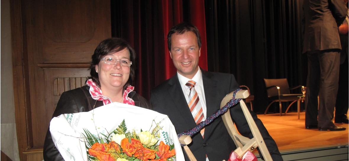 Andrea Sprenger-von Siebenthal scheidet nach 9 Jahren engagierter Mitarbeit im GST-Vorstand aus. Roger Seifritz überreicht zum Dank ein flottes Präsent.