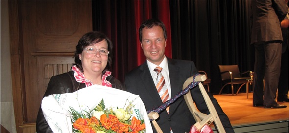 Andrea Sprenger-von Siebenthal scheidet nach 9 Jahren engagierter Mitarbeit im GST-Vorstand aus. Roger Seifritz überreicht zum Dank ein flottes Präsent.