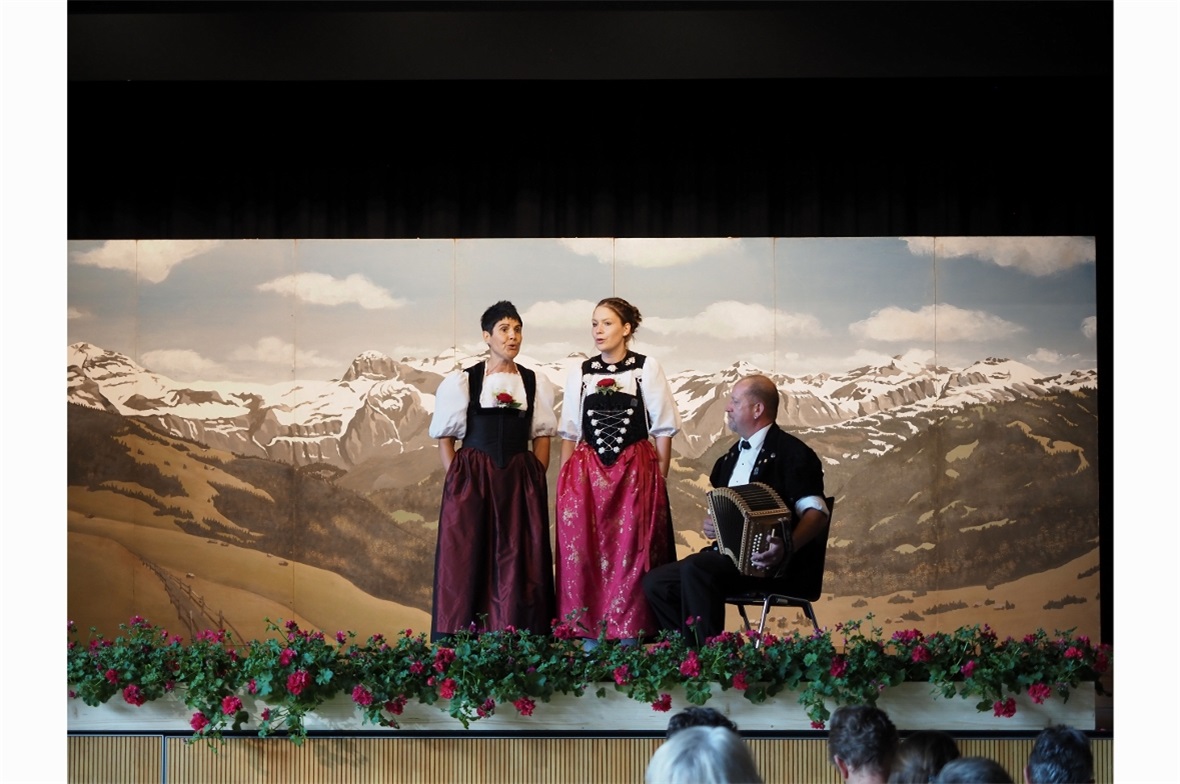Andrea und Noemi Beyeler, begleitet von Roland Beyeler aus Boltigen. Sie sangen ...