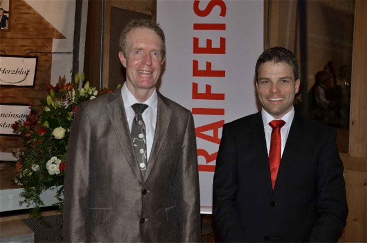 Andreas Grünig, links, wurde einstimmig als Verwaltungsratspräsident der Raiffeisenbank Obersimmental-Saanenland gewählt. Neben ihm Pierre-Yves Geiser Vorsitzender der Bankleitung.