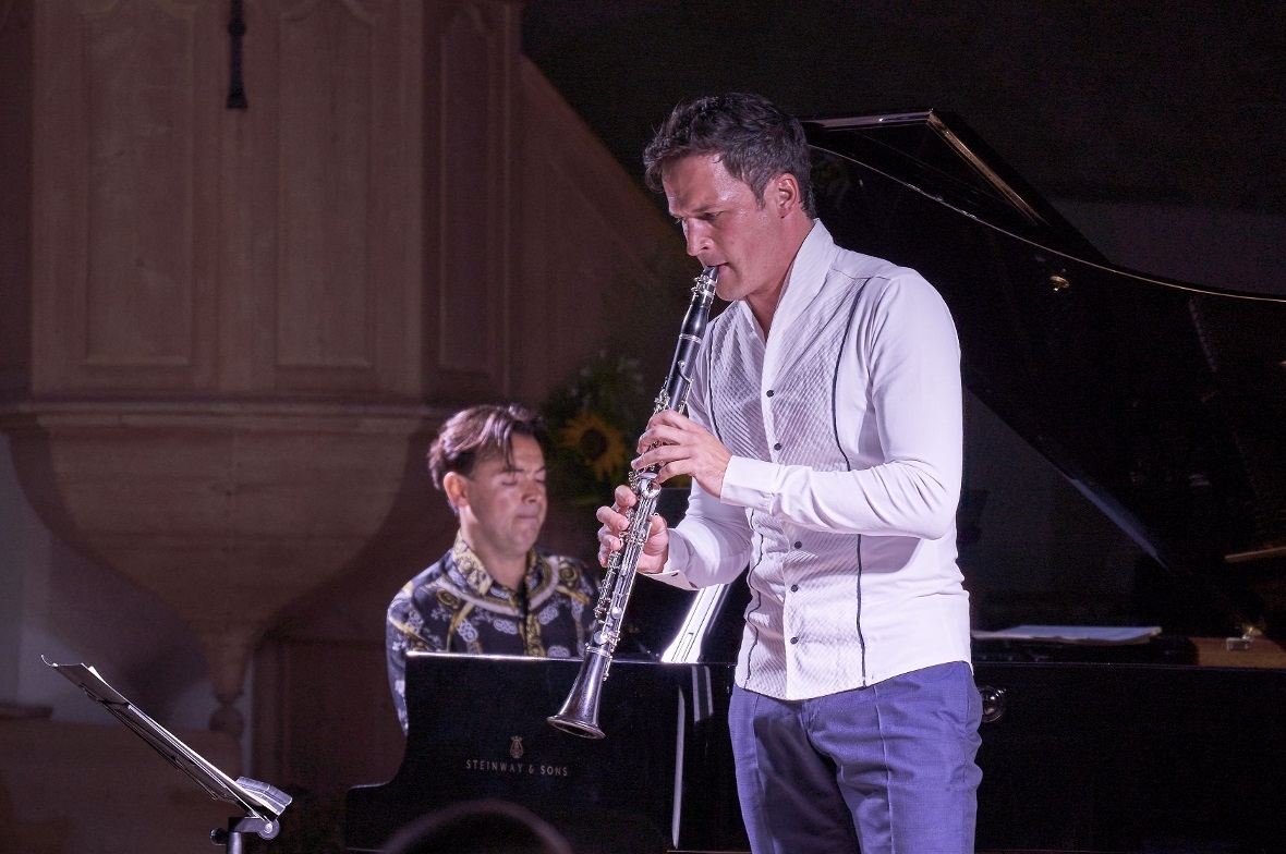 Andreas Ottensamer überzeugte das Zweisimmer Publikum mit einem Programm, das ganz der Wiener Klassik verschrieben war, mit Beethoven und Brahms. Im Hintergrund Dejan Lazic.