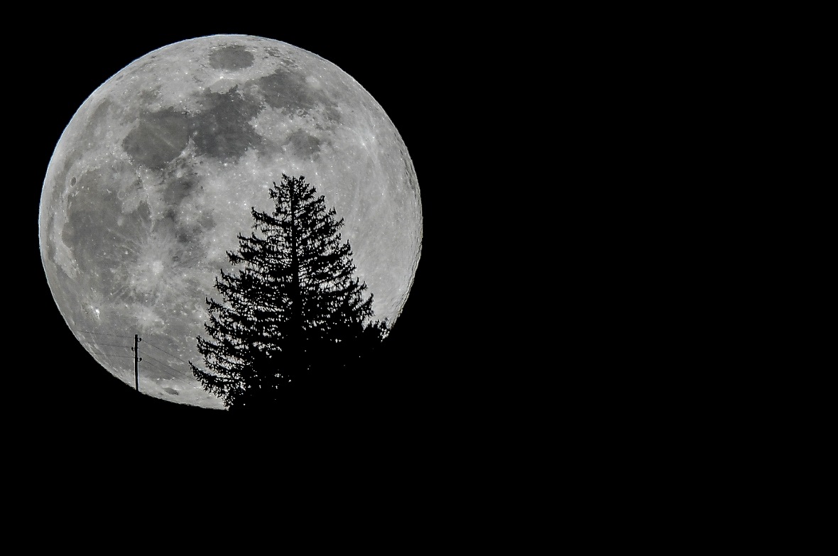 Andreas «Res» Müller hielt in St. Stephan den Mond am 7. April, um 20.47 Uhr fest.
