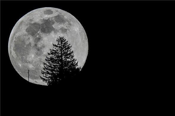 Andreas «Res» Müller hielt in St. Stephan den Mond am 7. April, um 20.47 Uhr fest.