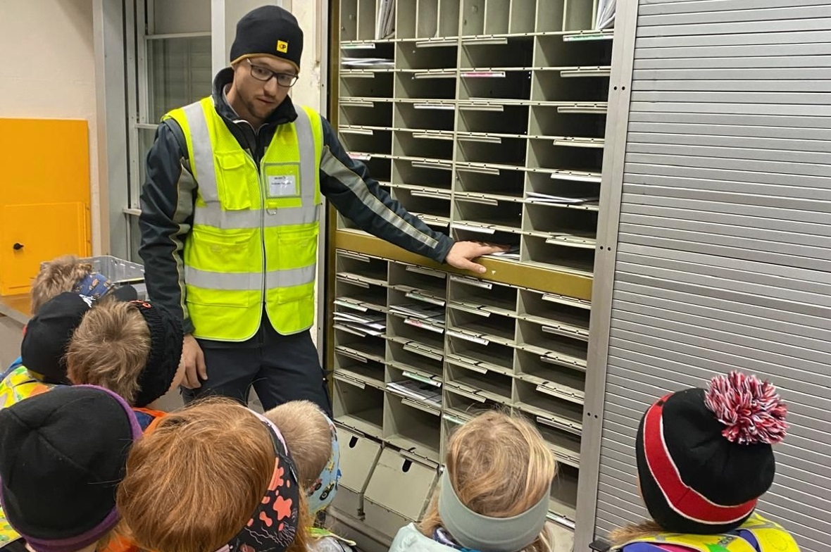 Klingelingeling lueg Poscht isch da… Andreas Schwarz (Poststellenleiter) ermöglichte Kindern aus dem «Wirbelwind» einen Blick hinter die Kulissen der Post in Zweisimmen.