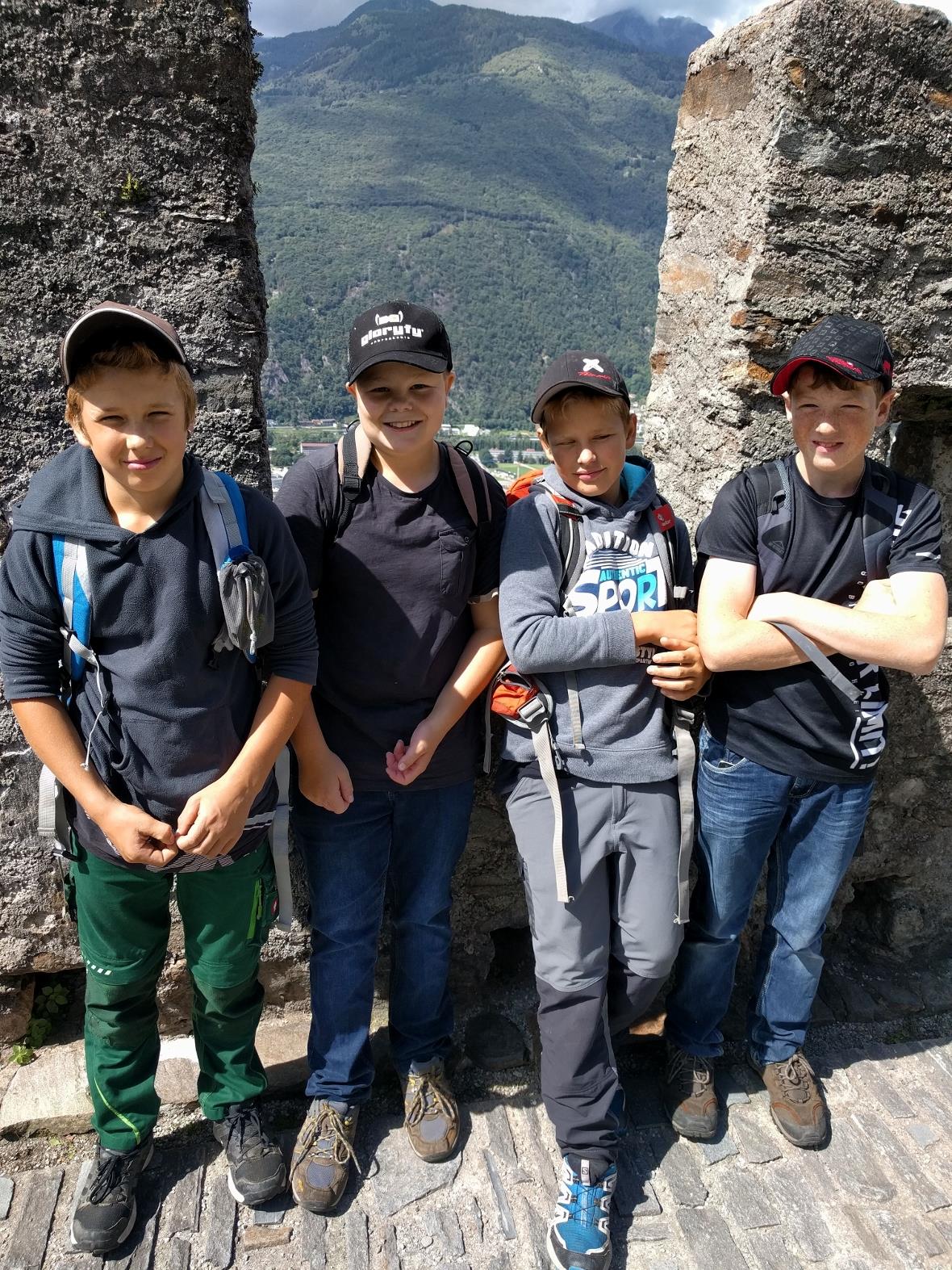 Andri, Florian, Angelo und Andreas vor den Burgzinnen der Sasso Corbaro in Belli...