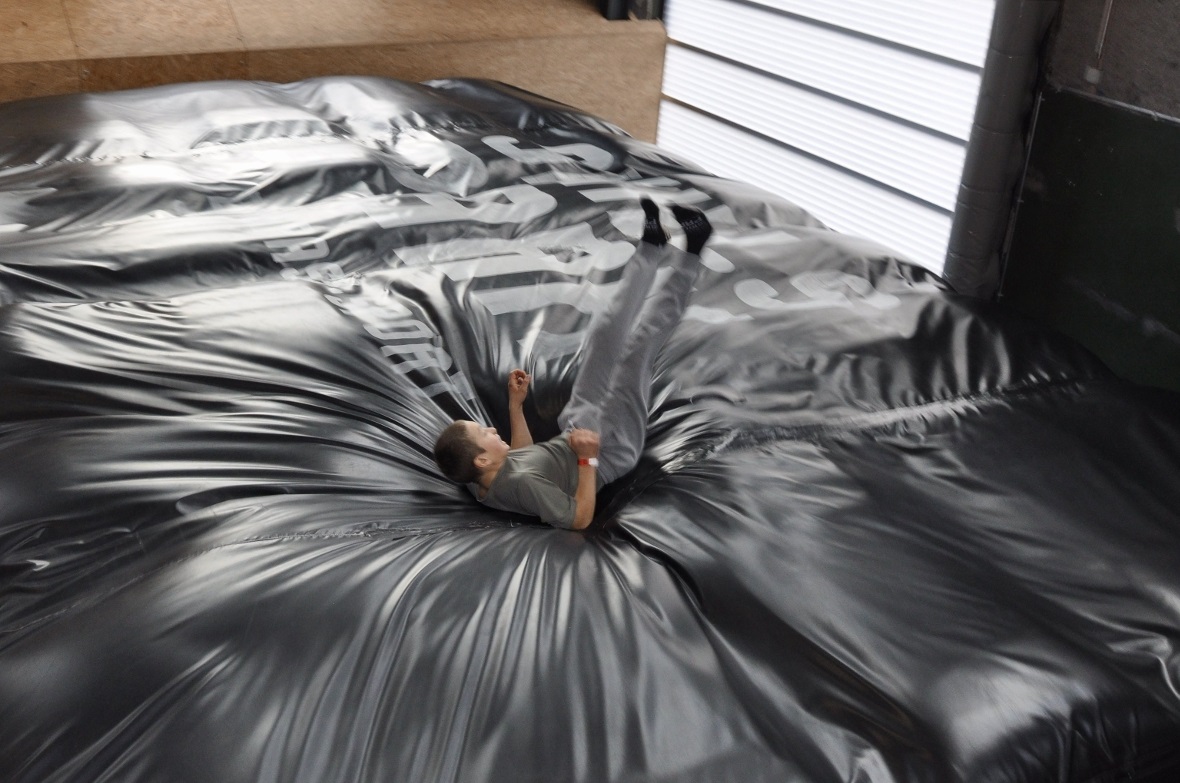 Andri landet weich im Airbag.