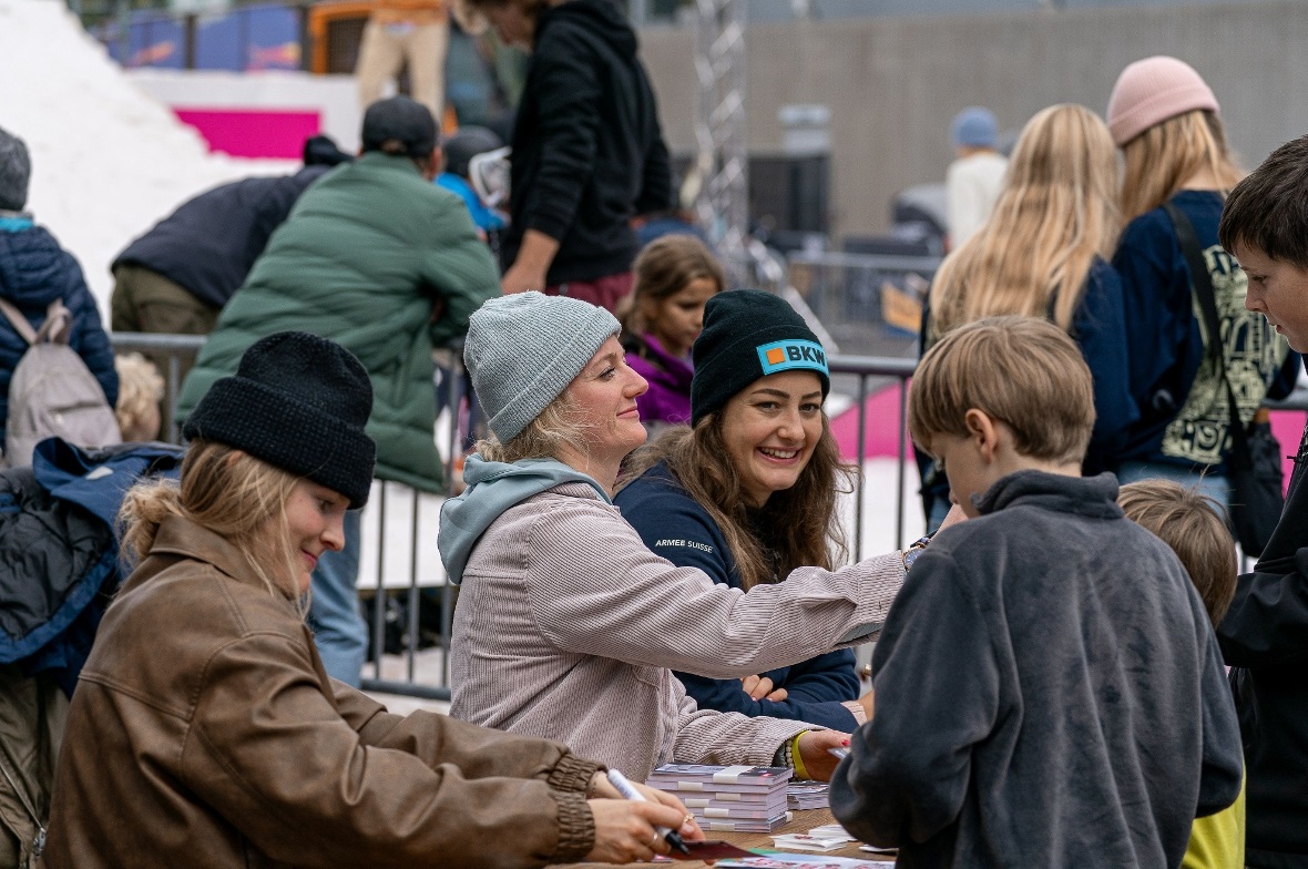 Andrina Salis (vorn, Snowboard Freestyle, A-Kader), Martina Wyss (Telemark und Skicross, Nationalmannschaft) und Sina Siegenthaler (Snowboardcross, Nationalmannschaft) bei der Autogrammstunde.