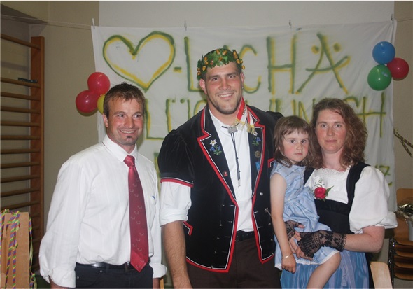 Andy Gafner, Reto und Jacqueline Maurer mit ihrer Tochter Simona.